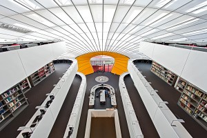 Innenansicht einer modernen Bibliothek.