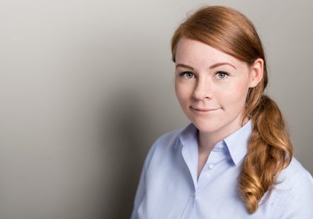 Fotogalerie-Menschen Mitarbeiterin im Fotostudio