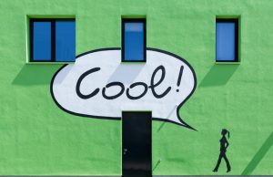 Modernes, grünes Wohnhaus mit einem Graffiti in Hamburg Wilhelmsburg.
