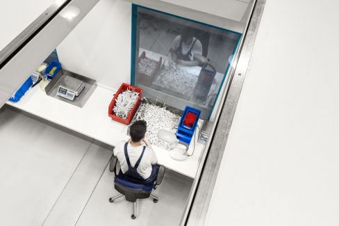 Fotogalerie-Industrie Spritzgussteile werden verpackt