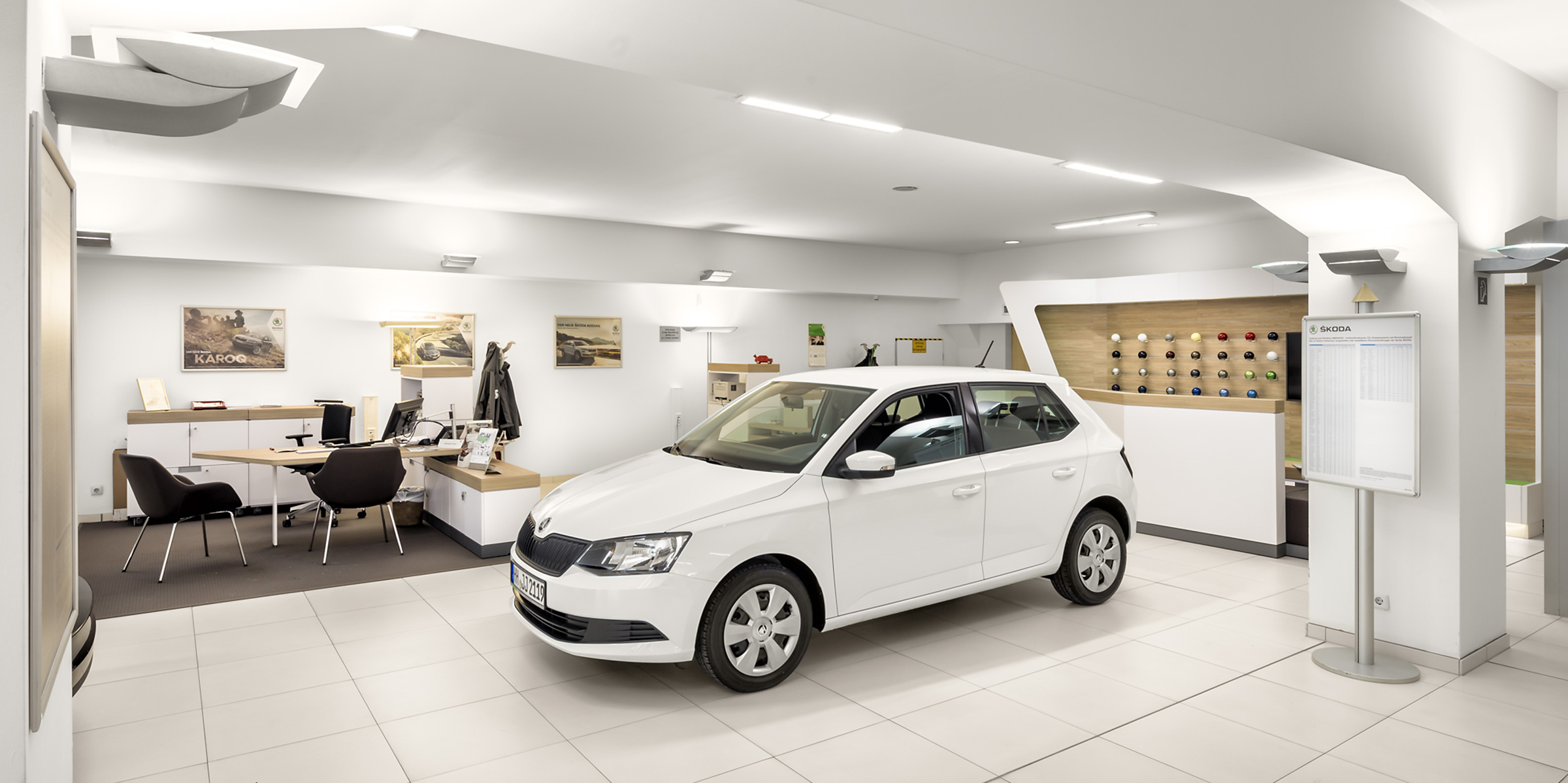 Dieses Werbefoto zeigt den Showroom eines Hamburger Autohauses.