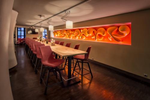 Innenansicht eines modernen Restaurants mit farbintensiver Beleuchtung.