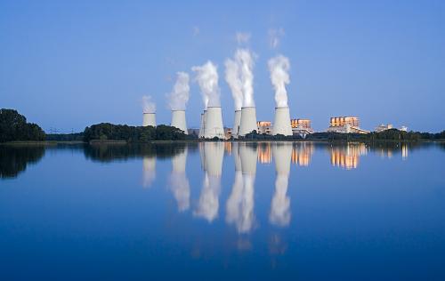 Architekturfoto eines Kohlekraftwerks.