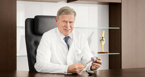 Dieses Medizinfoto zeigt einen Mediziner mit Hüftprothese.