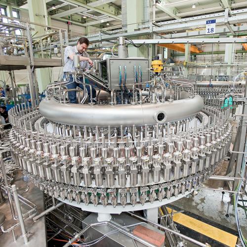 Dieses Industriefoto zeigt die Herstellung einer Getränkeabfüllanlage.