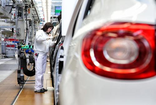Dieses Industriefoto zeigt die Herstellung von PKW in der Automobilindustrie.