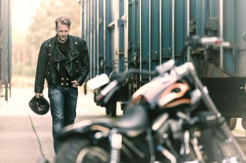 Porträtfoto eines Bikers mit seinem Harley Davidson Motorrad