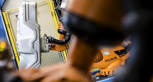 Dieses Industriefoto zeigt Roboter in der Produktionsstätte eines Automobilzulieferers.