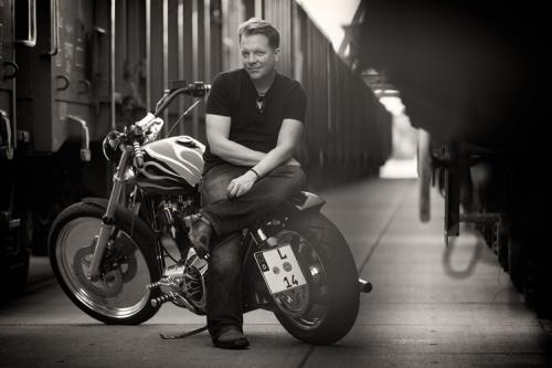 Porträtfotografie eines Bikers mit Harley Davidson